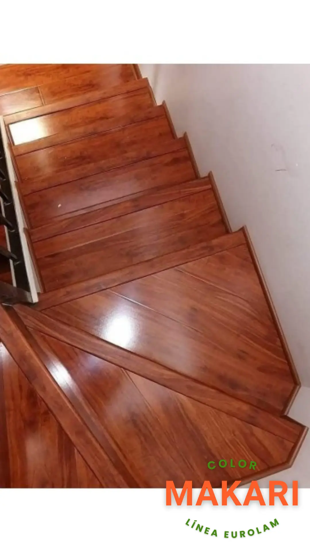 Piso Flotante Brillante MAKARI - En Escalera