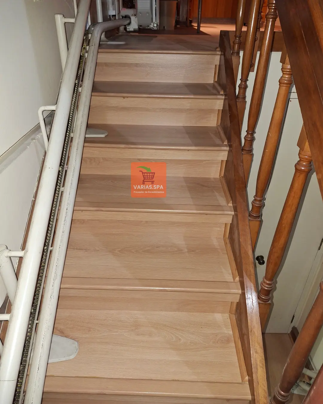 Piso Flotante Color Berlin – 8mm – AC4 – Alto Tráfico – Línea Dortmund - En la escalera