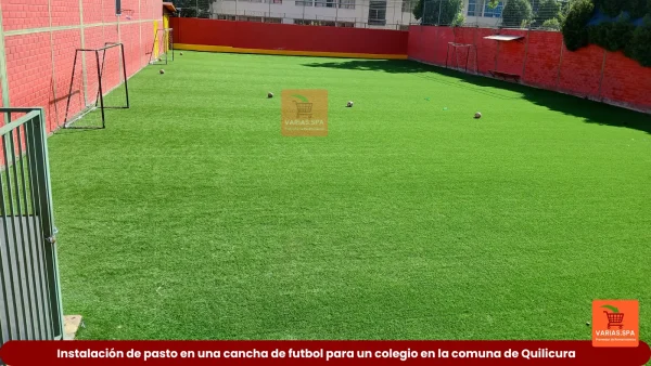 Instalación de pasto sintético en una cancha.