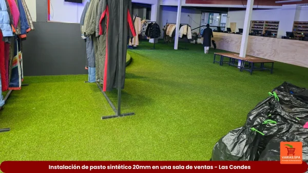 Instalación de pasto 20mm en Las Condes en una sala de ventas.